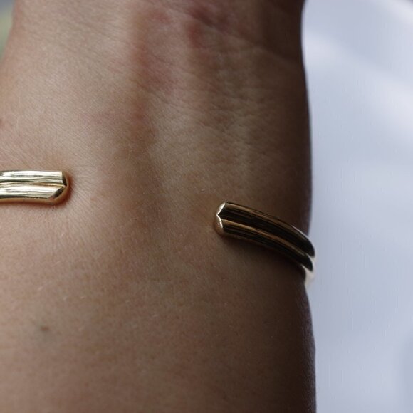 Women`s gold tone knot cuff bracelet. 2 1/2in. ID - Picture 2 of 5